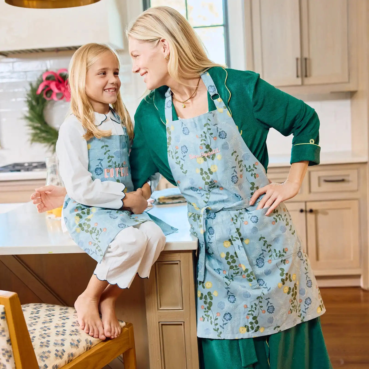 Teil Duncan Henley x Weezie Women's Apron and Oven Mitt Set